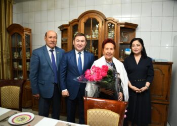 Мұрат Әйтенов ардагерлерді қарттар күнімен құттықтады