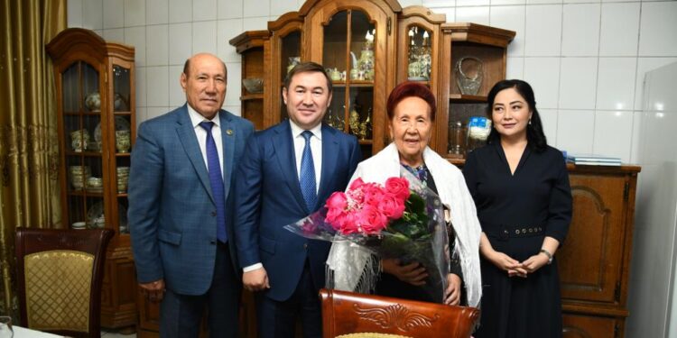 Мұрат Әйтенов ардагерлерді қарттар күнімен құттықтады