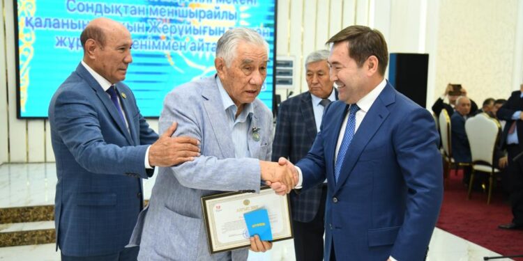 Шаһар басшысы қарттарға құрмет көрсетті