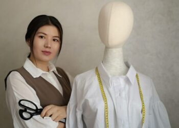 Үш баланың анасы тігін мәшинесімен табыс тауып отыр