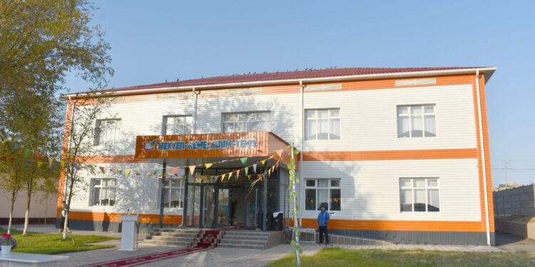 Қазығұртта республика күніне орай мектеп пен медициналық орталық ашылды