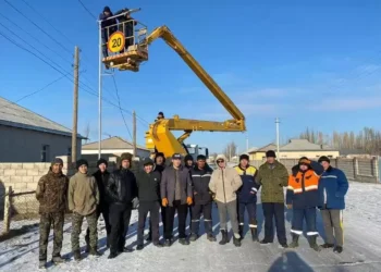 Түркістандық жастар 1000 теңгеден ақша жинап, ауыл көшесін жарықтандырды