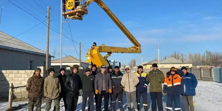 Түркістандық жастар 1000 теңгеден ақша жинап, ауыл көшесін жарықтандырды