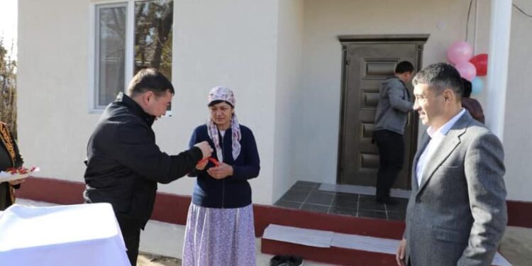 Түркістан: Сарыағашта жалғызбасты анаға демеуші есебінен үй берілді