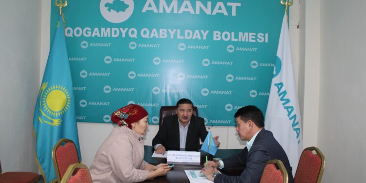 Кәсіпкерлік және ауыл шаруашылығы бөліміні басшысы қала тұрғындарына жеке қабылдау өткізді