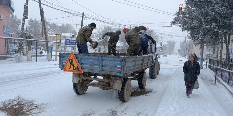 Келес ауданындағы жолдарға құм, тұз шашу жұмыстары жүргізілуде
