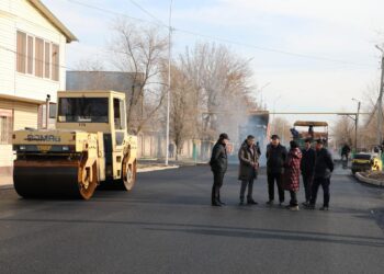 Түркістан: Сарыағашта тұрғындарды көптен бері алаңдатқан маңызды жол асфальтталып жатыр