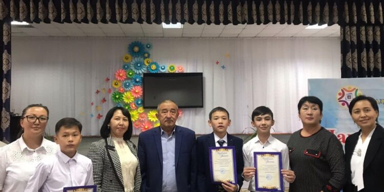 Түркістан: Төлебилік оқушы қымыз құйғыш робот жасады