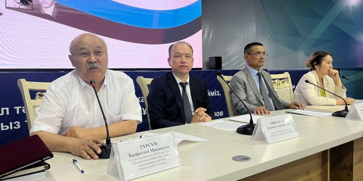 Түркістан: Саяси қуғын-сүргін құрбандарын толық ақтау жөніндегі өңірлік комиссия мүшелері жастармен кездесті