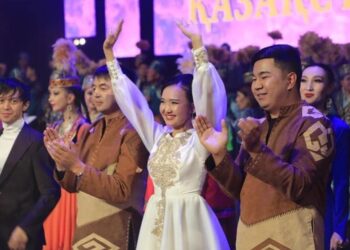 Астана төрінде 3000 адам бір мезетте шәмші әнін шырқады