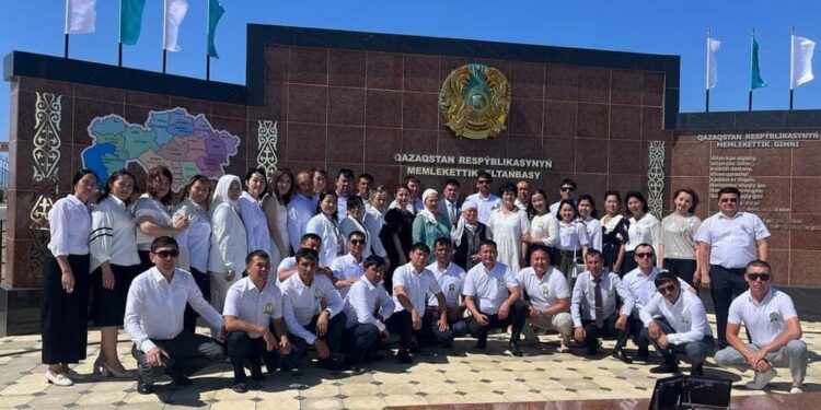 Түркістан: Созақтық түлектер ауылдарына «Рәміздер аллеясын» тарту етті
