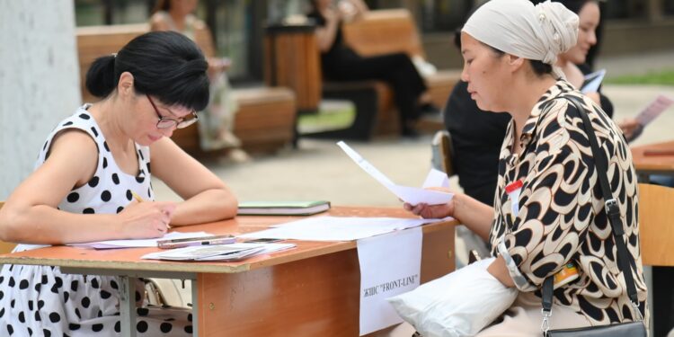 Шымкентте жастарға арналған бос жұмыс орындары жәрмеңкесі өтті