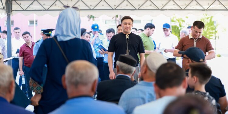 ҚАЛА ӘКІМІ ЕҢБЕКШІ АУДАНЫНЫҢ ТҰРҒЫНДАРЫМЕН КЕЗДЕСТІ