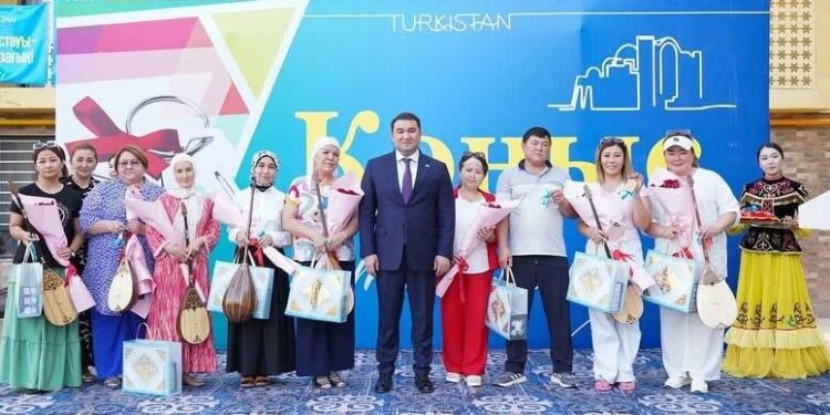 ТҮРКІСТАНДА 100-ГЕ ЖУЫҚ  ОТБАСЫНА БАСПАНА КІЛТІ МЕН ДОМБЫРА ТАРТУ ЕТІЛДІ
