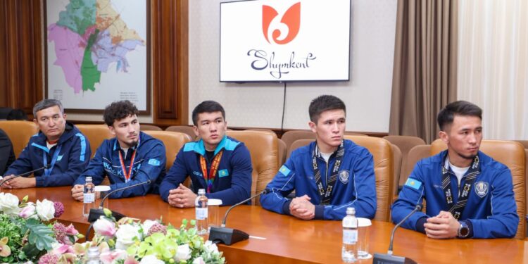 ШЫМКЕНТ ҚАЛАСЫНЫҢ ӘКІМІ ӘЛЕМ ЖӘНЕ АЗИЯ ЧЕМПИОНДАРЫМЕН КЕЗДЕСТІ