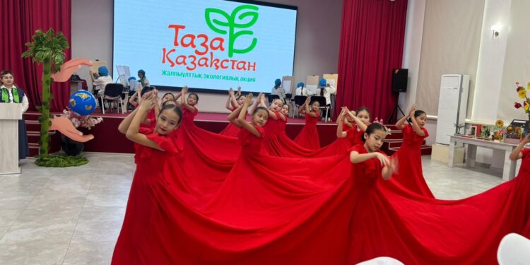 «Таза Казахстан»: жители Шымкента и молодежь приняли активное участие в масштабной экологической акции