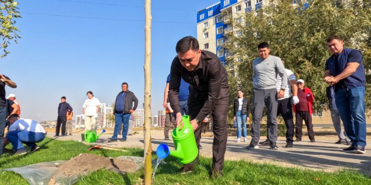 ШЫМКЕНТ ӘКІМІ ҚАЛА ТҰРҒЫНДАРЫМЕН БІРГЕ АҒАШ ОТЫРҒЫЗУ АКЦИЯСЫНА ҚАТЫСТЫ