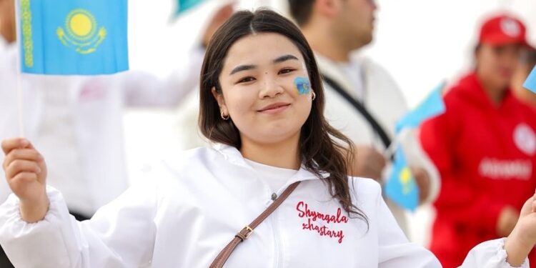 В Шымкенте в честь Дня Республики торжественно подняли Государственный флаг