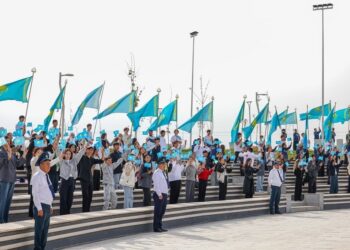 В Шымкенте в честь Дня Республики торжественно подняли Государственный флаг
