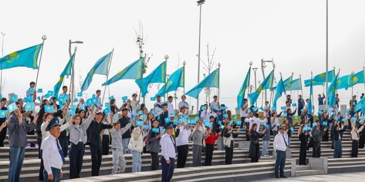 В Шымкенте в честь Дня Республики торжественно подняли Государственный флаг