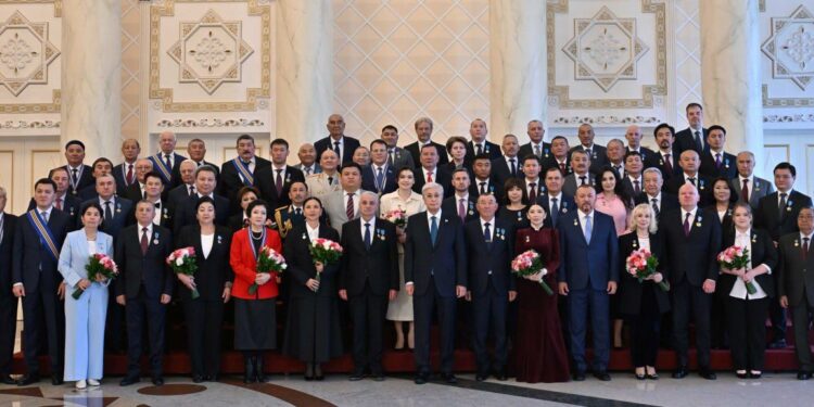 РЕСПУБЛИКА КҮНІ ҚАРСАҢЫНДА ПРЕЗИДЕНТ ЕҢБЕК ӘУЛЕТТЕРІ МЕН ҚАРАПАЙЫМ ЖҰМЫСШЫЛАРДЫ МАРАПАТТАДЫ