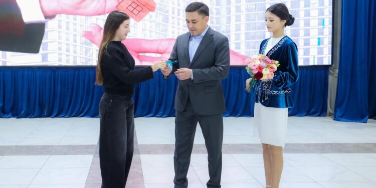 Шымкентте әлеуметтік санаттағы азаматтарға жаңа пәтерлердің кілті табысталды