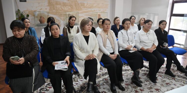 Шымкентте Жаңа Конституция жобасы кітапханашылар қатысуымен талқыланды