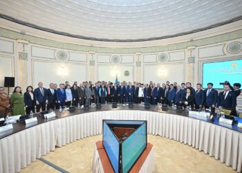 МӘУЛЕН ӘШІМБАЕВ АЛМАТЫ ҚАЛАСЫНЫҢ БЕЛСЕНДІ АЗАМАТТАРЫМЕН ЖАҢА КОНСТИТУЦИЯ ЖОБАСЫНЫҢ НЕГІЗГІ МӘНІН ТАЛҚЫЛАДЫ