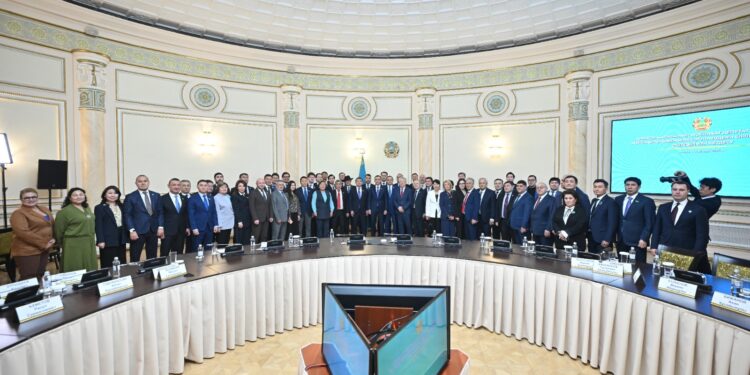 МӘУЛЕН ӘШІМБАЕВ АЛМАТЫ ҚАЛАСЫНЫҢ БЕЛСЕНДІ АЗАМАТТАРЫМЕН ЖАҢА КОНСТИТУЦИЯ ЖОБАСЫНЫҢ НЕГІЗГІ МӘНІН ТАЛҚЫЛАДЫ