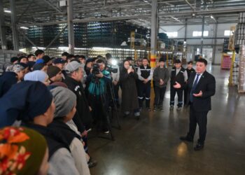 Шымкентте қала мәслихатының төрағасы өндіріс жұмысшыларымен кездесті