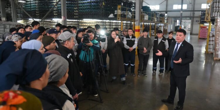 Шымкентте қала мәслихатының төрағасы өндіріс жұмысшыларымен кездесті