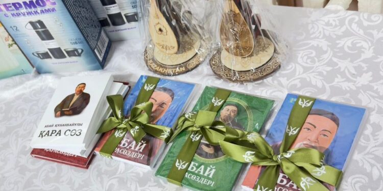 В ТУРКЕСТАНСКОЙ ОБЛАСТИ ПЕРВЫМ ГОЛОСУЮЩИМ БЫЛИ ВРУЧЕНЫ КНИГИ АБАЯ КУНАНБАЕВА