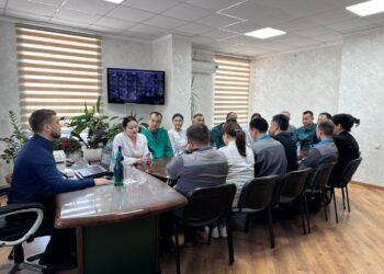 Маңызды тақырып төңірегіндегі диалог: Шымкенттегі еңбек ұжымдарына жаңартылған Конституция түсіндірілуде