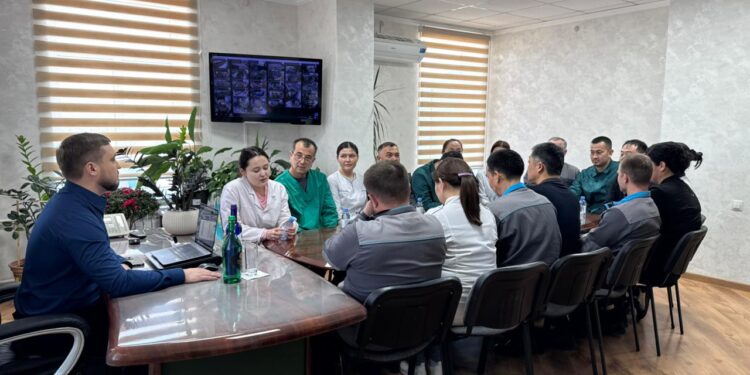 Маңызды тақырып төңірегіндегі диалог: Шымкенттегі еңбек ұжымдарына жаңартылған Конституция түсіндірілуде