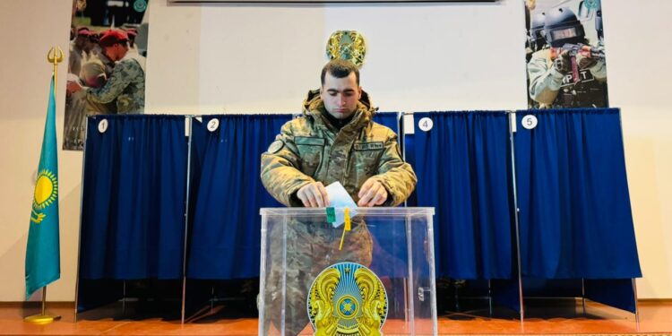 Военнослужащие регионального командования «Оңтүстік» завершили досрочное голосование на референдуме