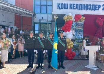 Последний звонок под звуки военного оркестра: необычная церемония прошла в школе-лицее №210 Алматы