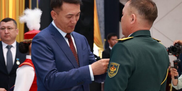 ОТАН ҚОРҒАУШЫЛАРЫ МЕН ЖЕҢІС АРДАГЕРЛЕРІНЕ ҚҰРМЕТ КӨРСЕТІЛДІ