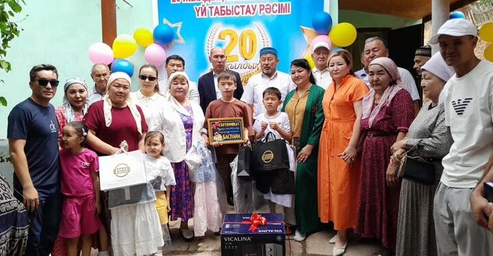 ТҮРКІСТАН: ШАРАДАРАДА 1988 ЖЫЛҒЫ ТҮЛЕКТЕР МҰҚТАЖ ОТБАСЫҒА БАСПАНА СЫЙЛАДЫ