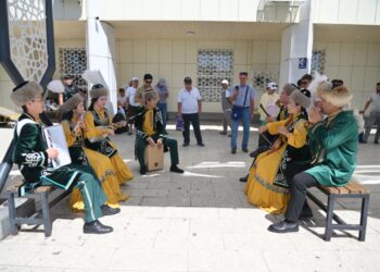 Домбыра – ұлттың үні, Конституция – елдің тірегі: Шымкентте қоғамдық орындарда домбырашылар шеруі өттіп жатыр