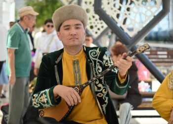 Домбыра – ұлттың үні, Конституция – елдің тірегі: Шымкентте қоғамдық орындарда домбырашылар шеруі өттіп жатыр