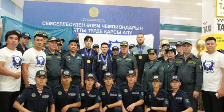 Ұландықтар Қазақстанды әйгіледі: Әлем чемпиондары елге оралды