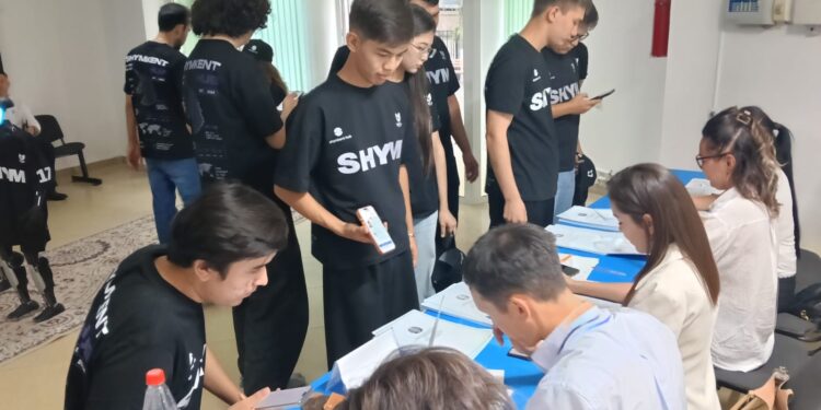 «Достық пен бірліктің символы»: Шымкент тұрғындары сайлауға қазақтың ұлттық киімдерімен келді