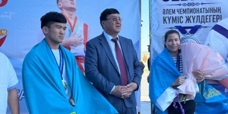 Шымкенттік әлем чемпионын әуежайдан салтанатты түрде күтіп алды