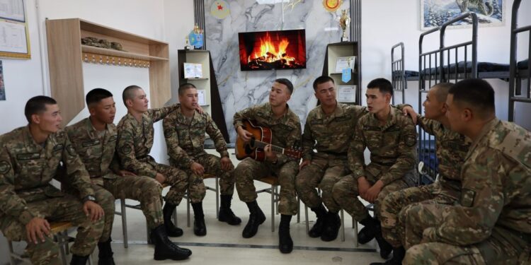 Бір мектептің сегіз түлегі Ұлттық ұлан қатарында қызмет етеді.