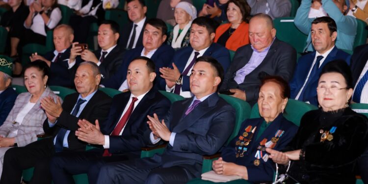 В ШЫМКЕНТЕ КО ДНЮ УЧИТЕЛЯ ЧЕСТВОВАЛИ ПЕДАГОГОВ