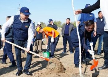 ТҮРКІСТАН: ҚАЗЫҒҰРТ АУДАНЫНДА «АСАРЛАТУ» АКЦИЯСЫНА ЕКІ МЫҢНАН АСТАМ АДАМ ҚАТЫСЫП, АРЫҚ-АТЫЗДАР ТАЗАЛАНДЫ