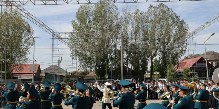 Ұлттық ұлан офицерлері алматылық оқушыларға ерлік сабағын өткізді.