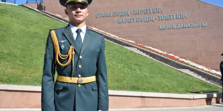 Республика күні: Президент қолынан шен алған Ұлттық ұлан офицері жас сарбаздарды әскери қызметке баулып жүр.