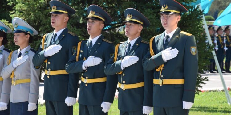 Республика күні: Президент қолынан шен алған Ұлттық ұлан офицері жас сарбаздарды әскери қызметке баулып жүр.