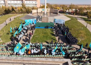 ТҮРКІСТАН ОБЛЫСЫНДА КӨК ТУ КӨККЕ КӨТЕРІЛІП, КӨК БАЙРАҚҚА ҚҰРМЕТ КӨРСЕТІЛДІ